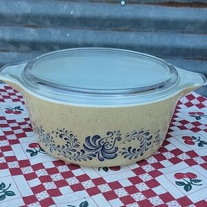 Pyrex Homestead Dish w Lid